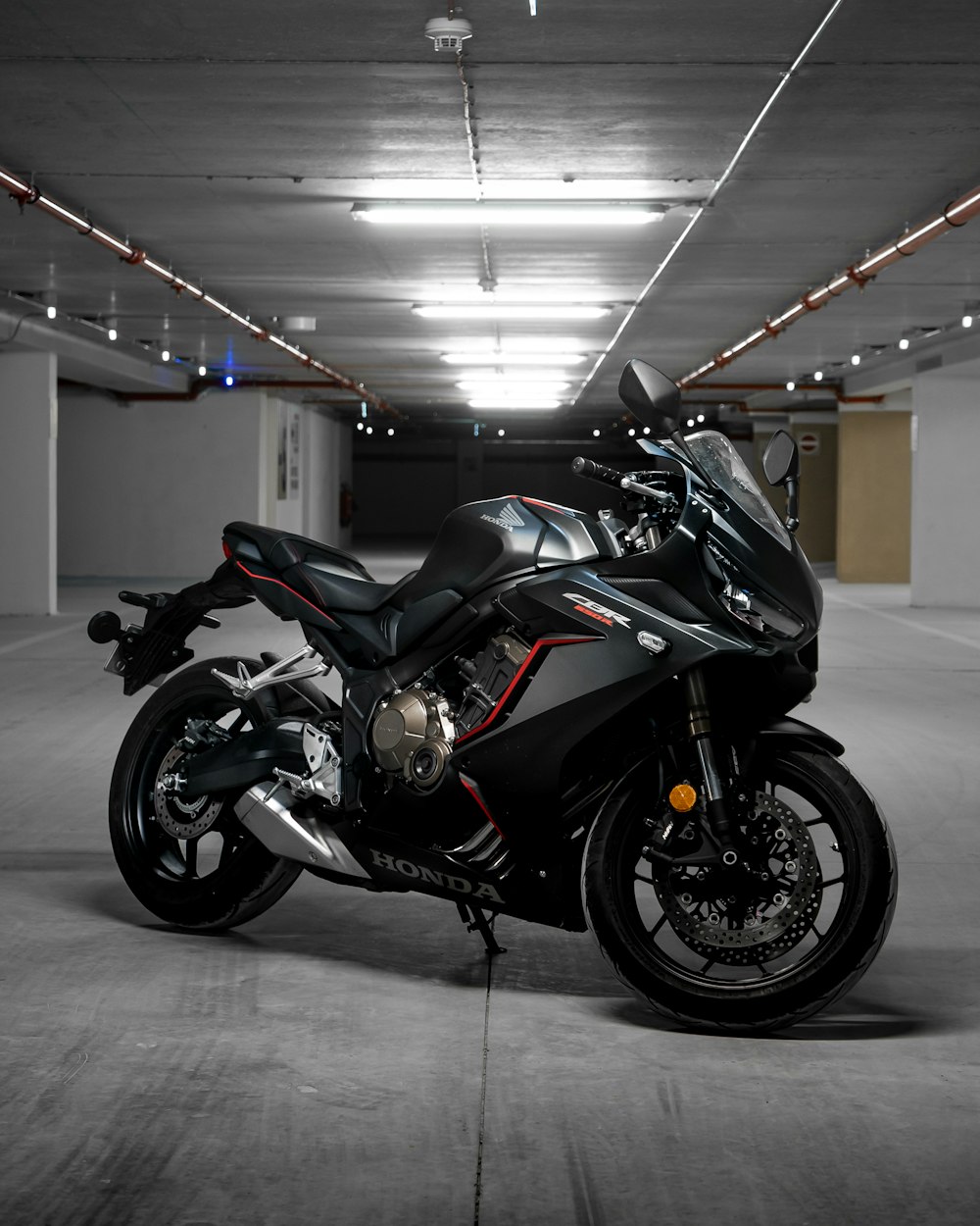 shallow focus photo of black sports motorcycle