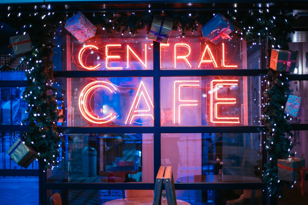 foto con messa a fuoco superficiale della segnaletica al neon del caffè centrale