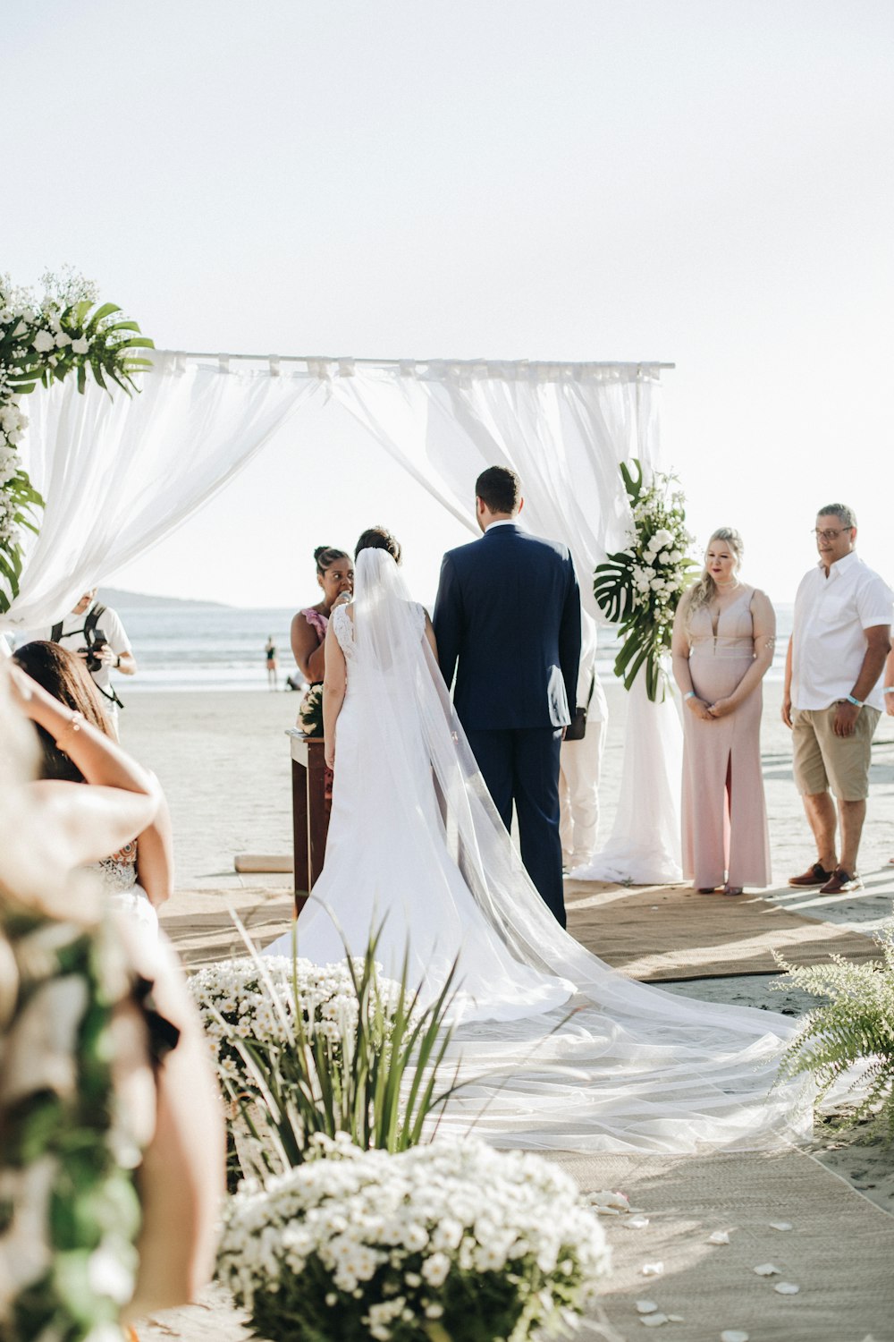 Coppia appena sposata sull'isola che si sposa a riva