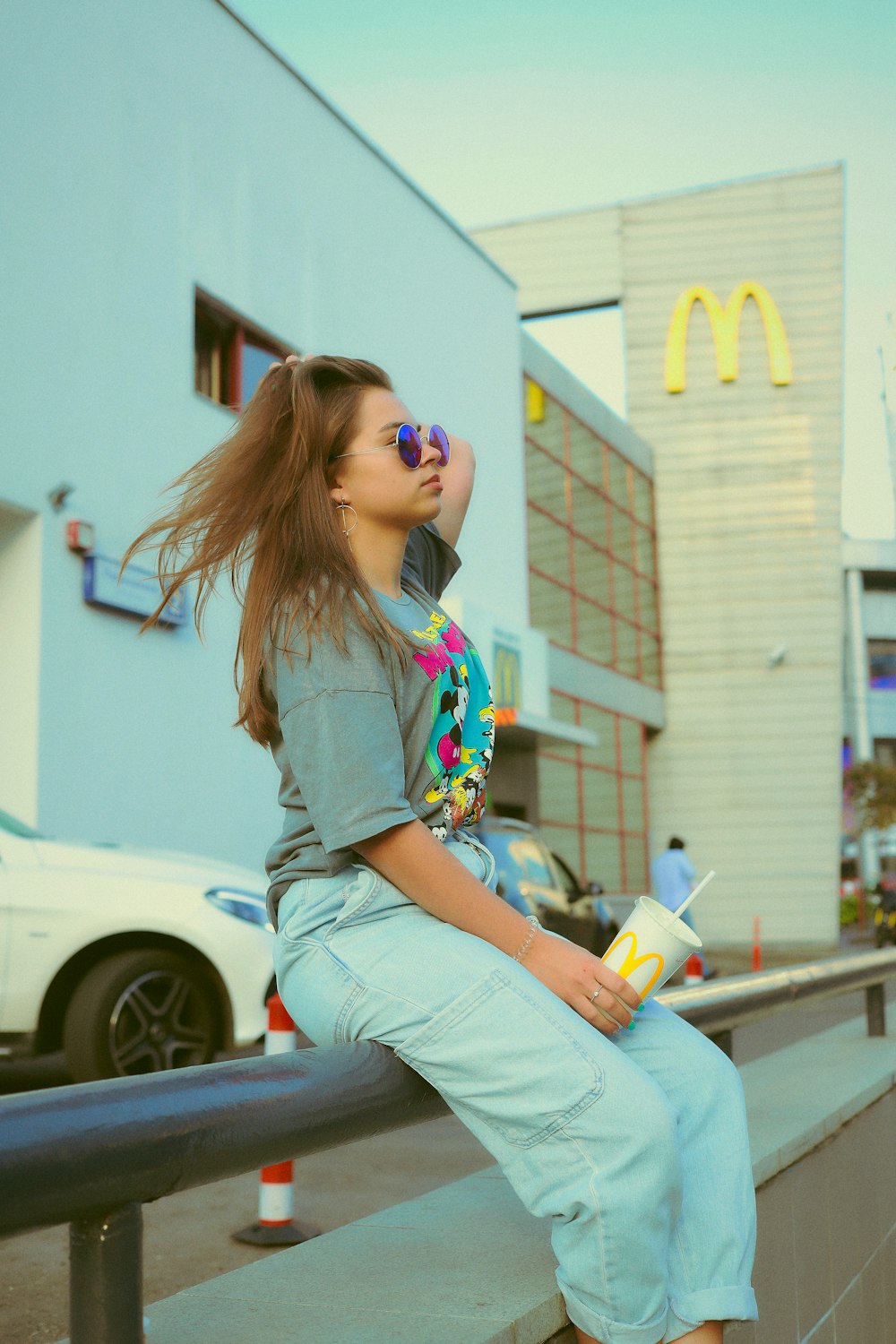 photo de mise au point superficielle d’une femme en t-shirt gris