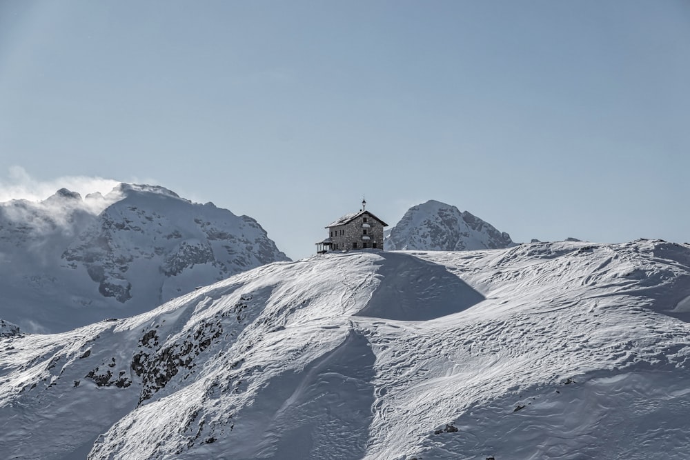 Gebäude auf schneebedecktem Berg