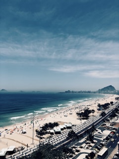 city of Rio de Janeiro beach during day.