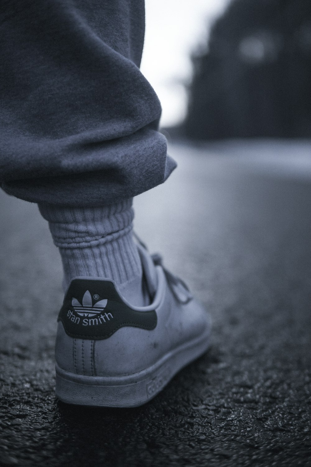 Foto Persona con zapatillas bajas adidas blancas y grises – Imagen Gris  gratis en Unsplash