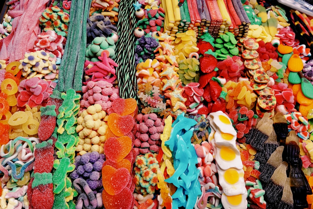 Früchte in verschiedenen Farben ausgestellt