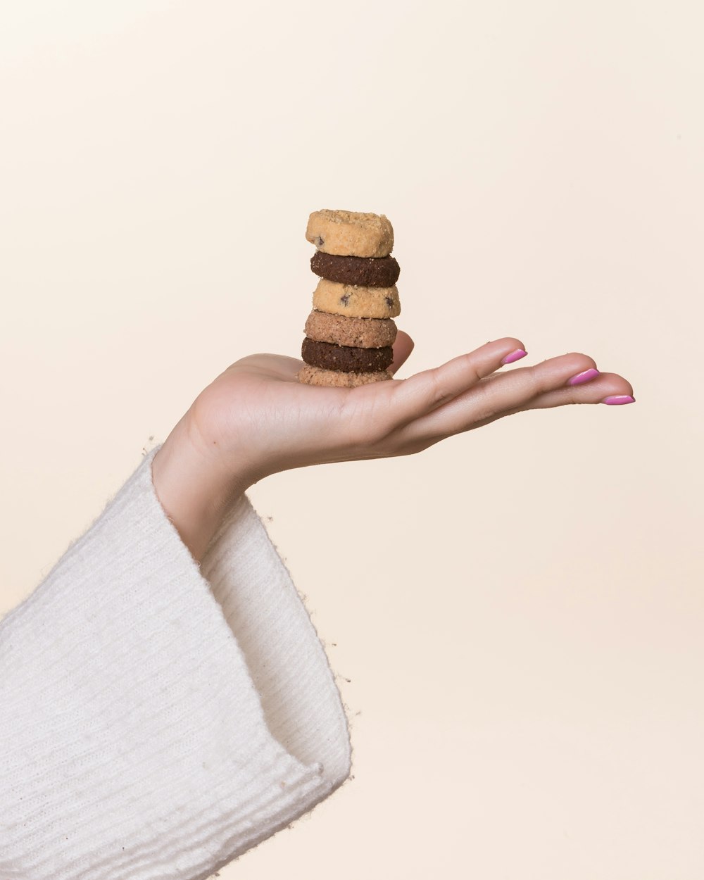 biscoitos marrons na mão da pessoa