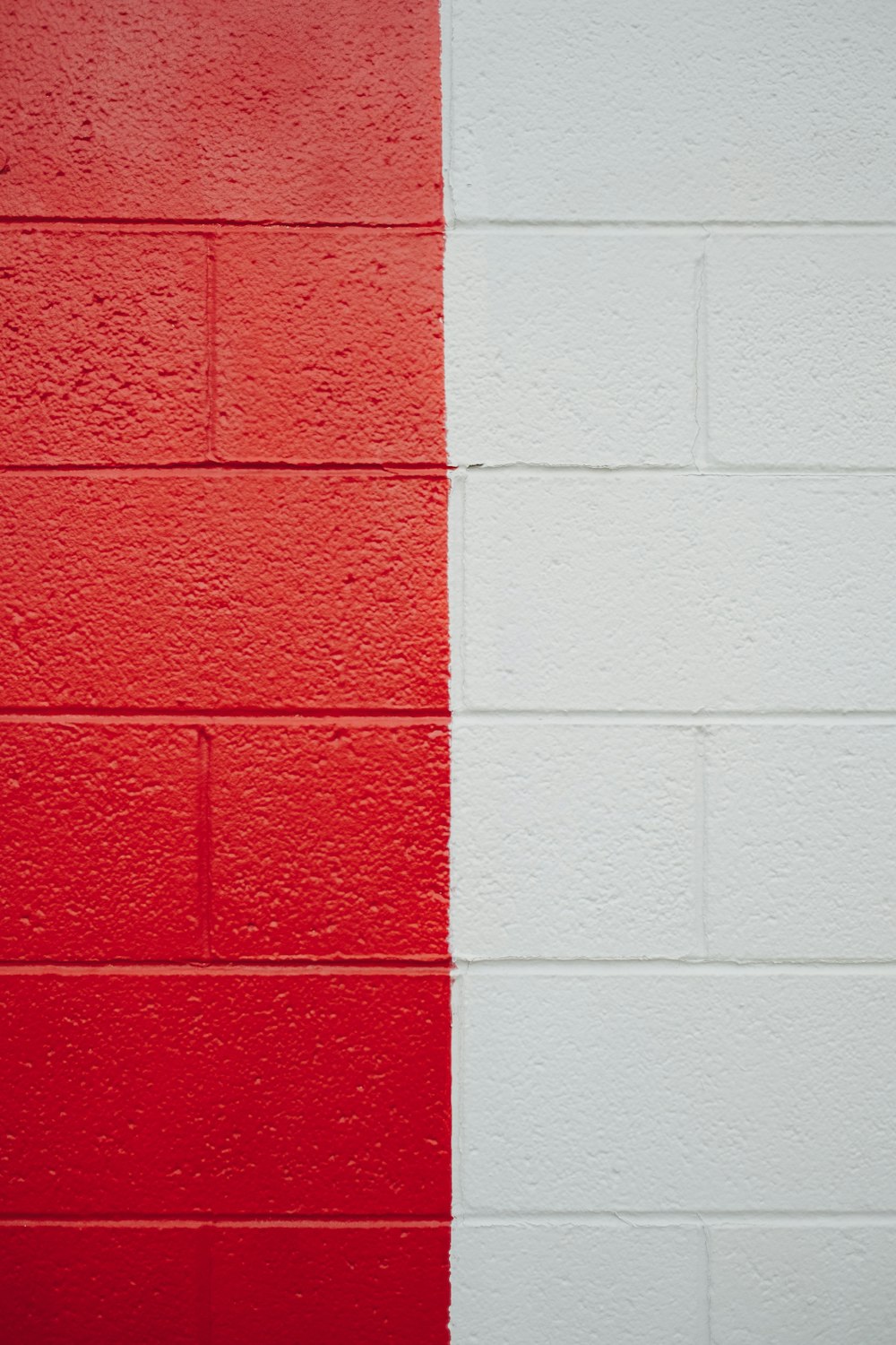 uma parede vermelha e branca com uma faixa vermelha e branca