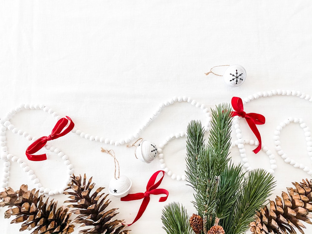Flat-Lay-Fotografie von Weihnachtsdekoration auf weißem Hintergrund