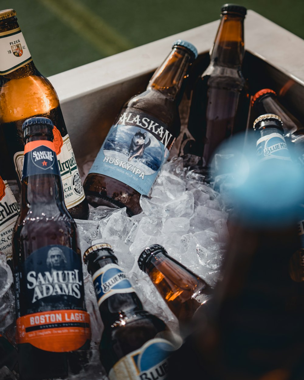 Bouteilles de bière Samuel Adams sur une glacière avec des glaçons