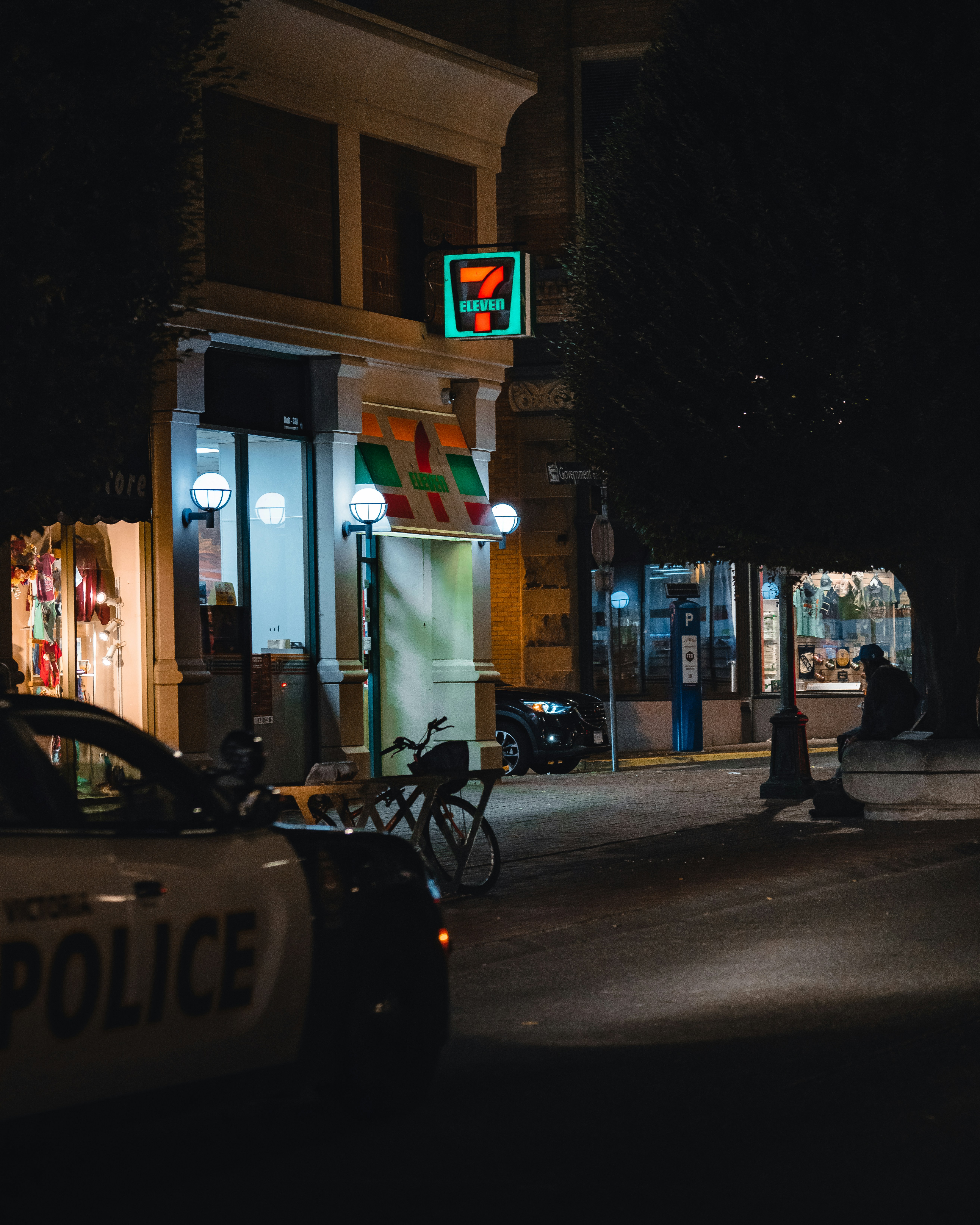 police car near the 7 eleven building