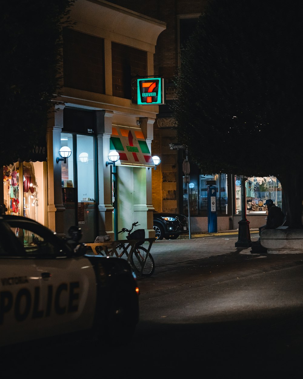 police car near the 7 eleven building