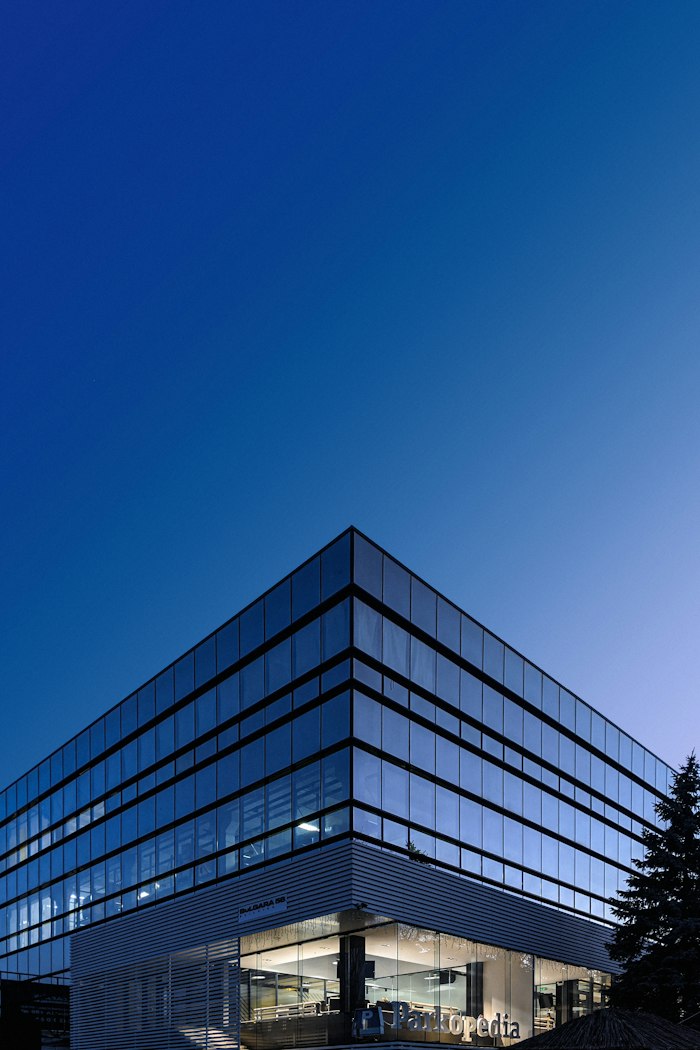 Edifício de escritórios com fachada de vidro