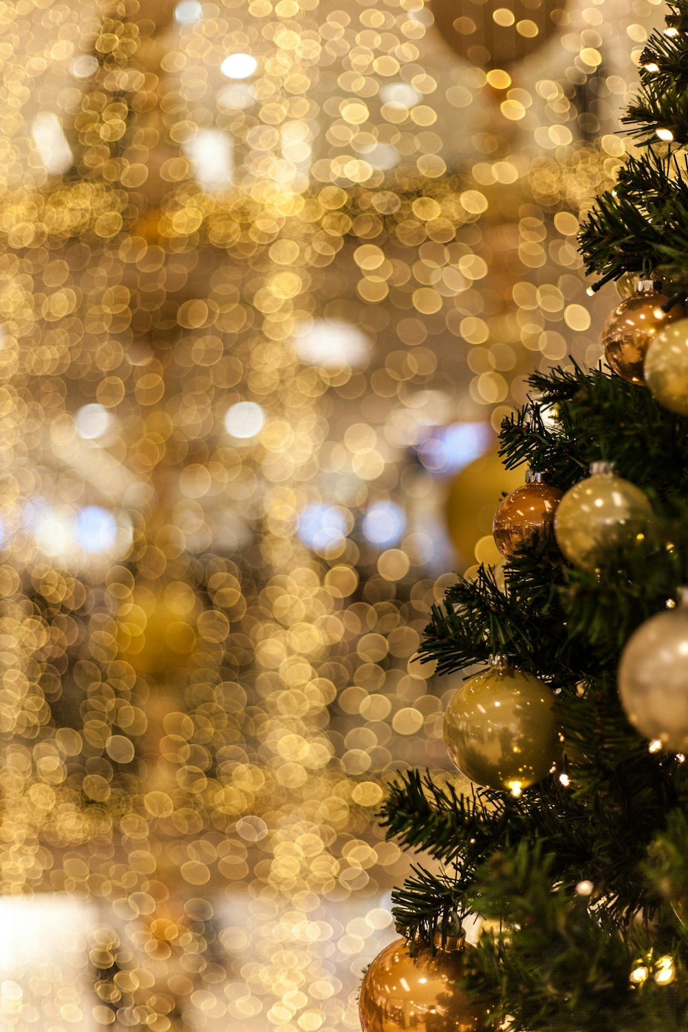 fotografía de enfoque selectivo de bolas de Navidad en el árbol de Navidad