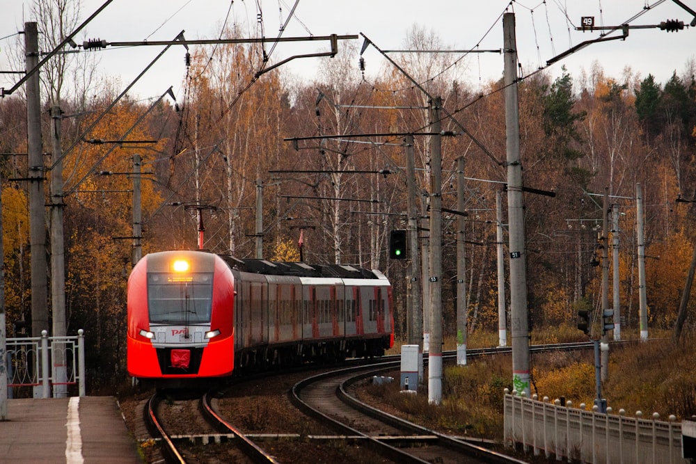 Orangefarbener Zug auf der Eisenbahn tagsüber