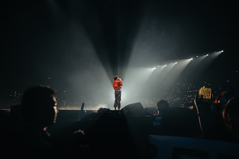 persona che si esibisce sul palco