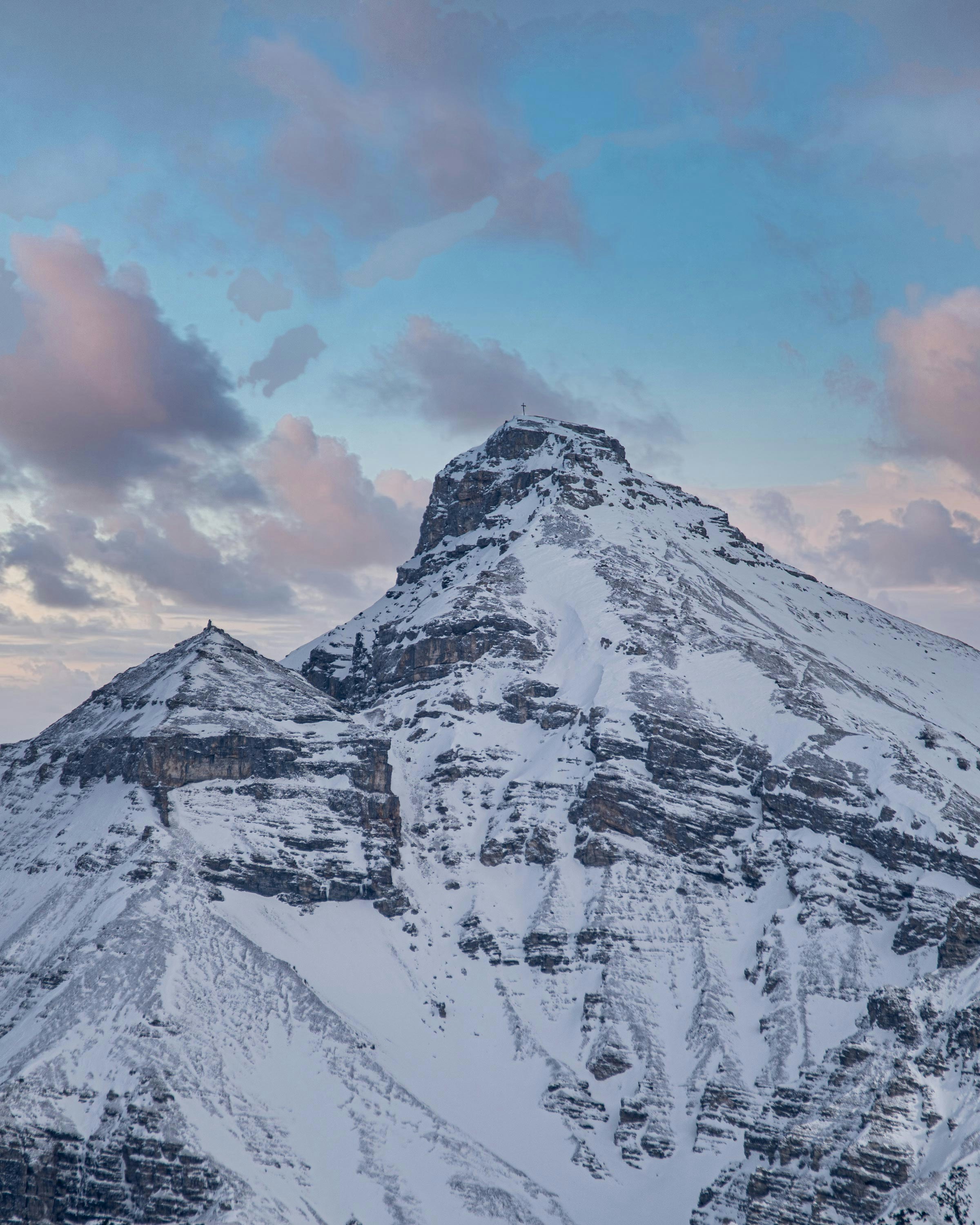 mountain with snow cap during daytime