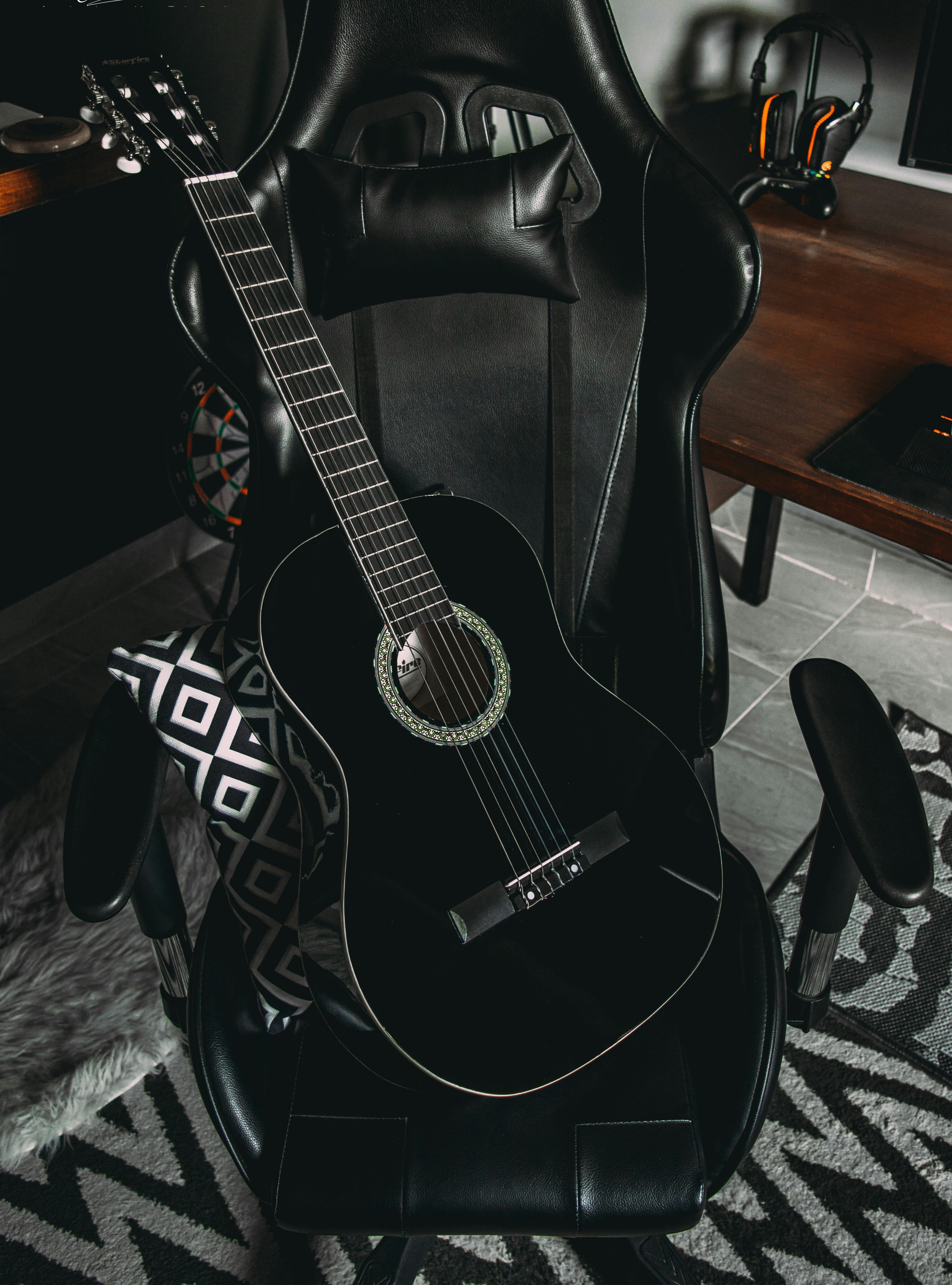 クラシック ギターのグレースケール写真の写真 Unsplashで見つける黒の無料写真