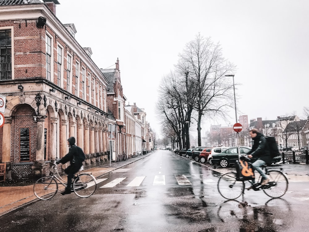 Männer auf Fahrrädern auf der Straße