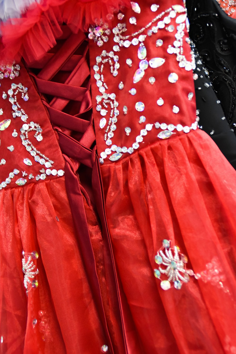 赤と白のチューブプリーツドレス