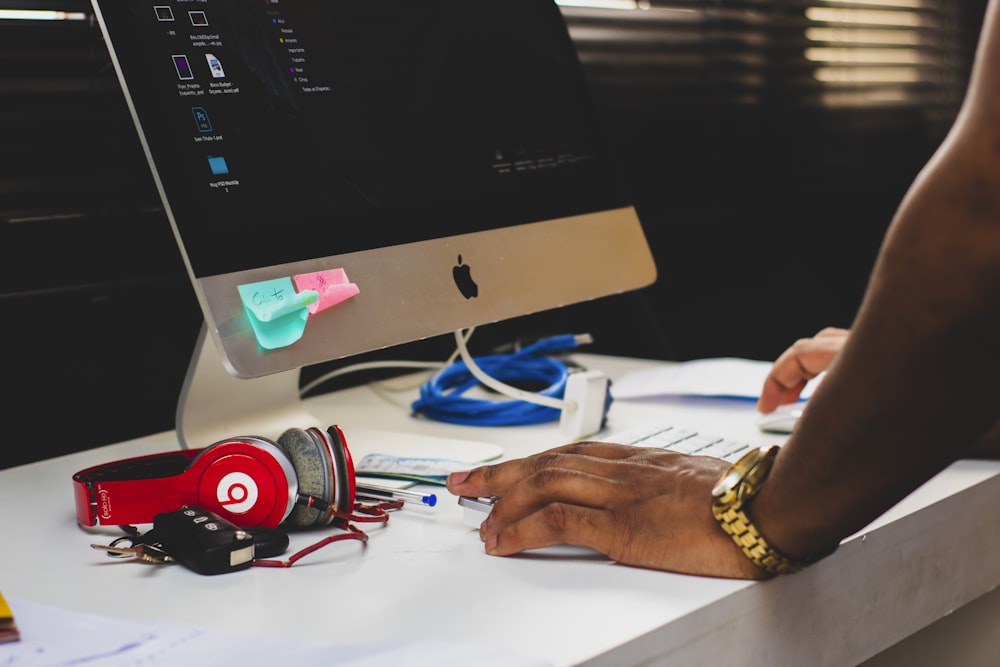 silver iMac on desk