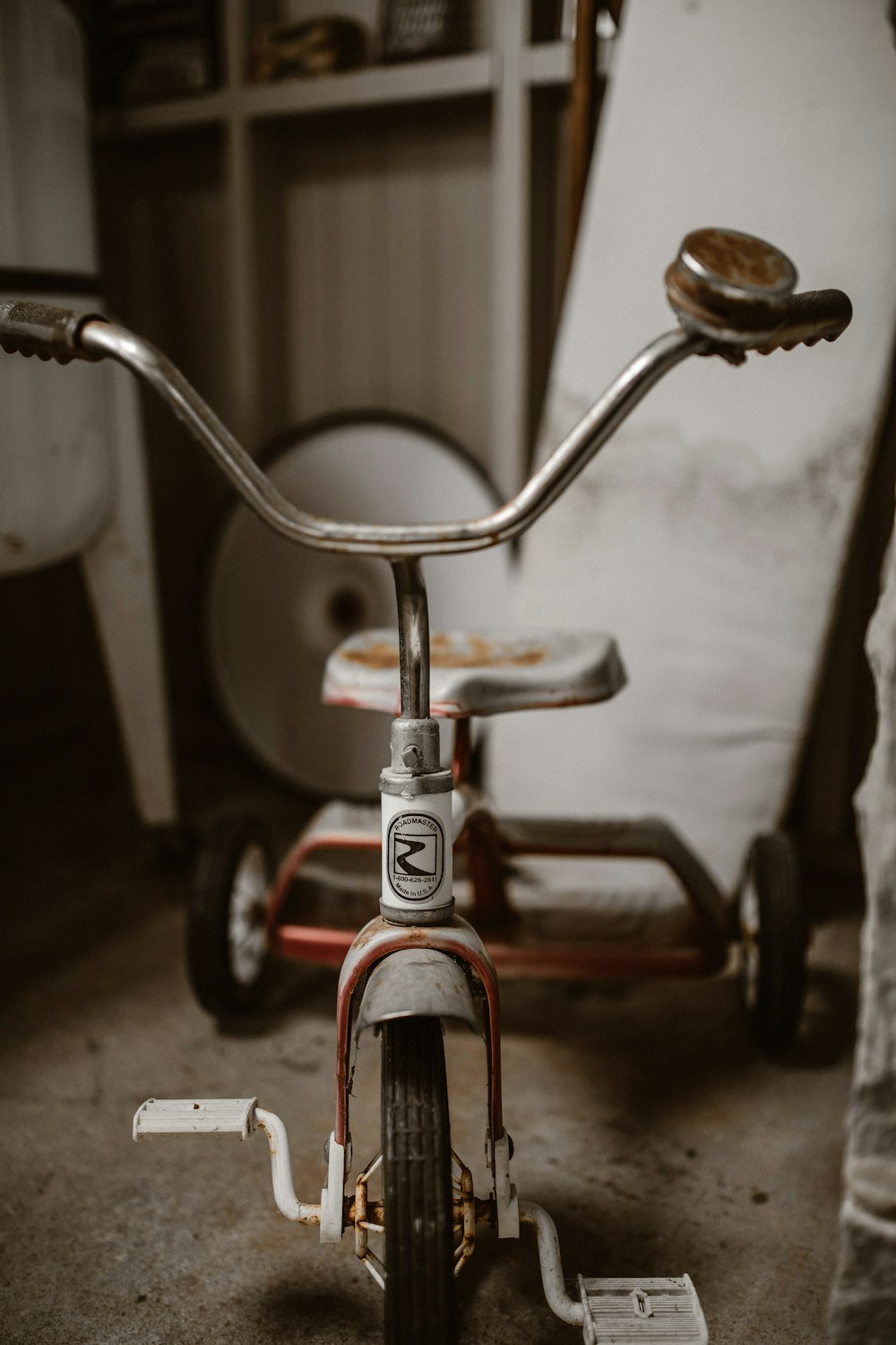 Tricycle gris et rouge pour tout-petit