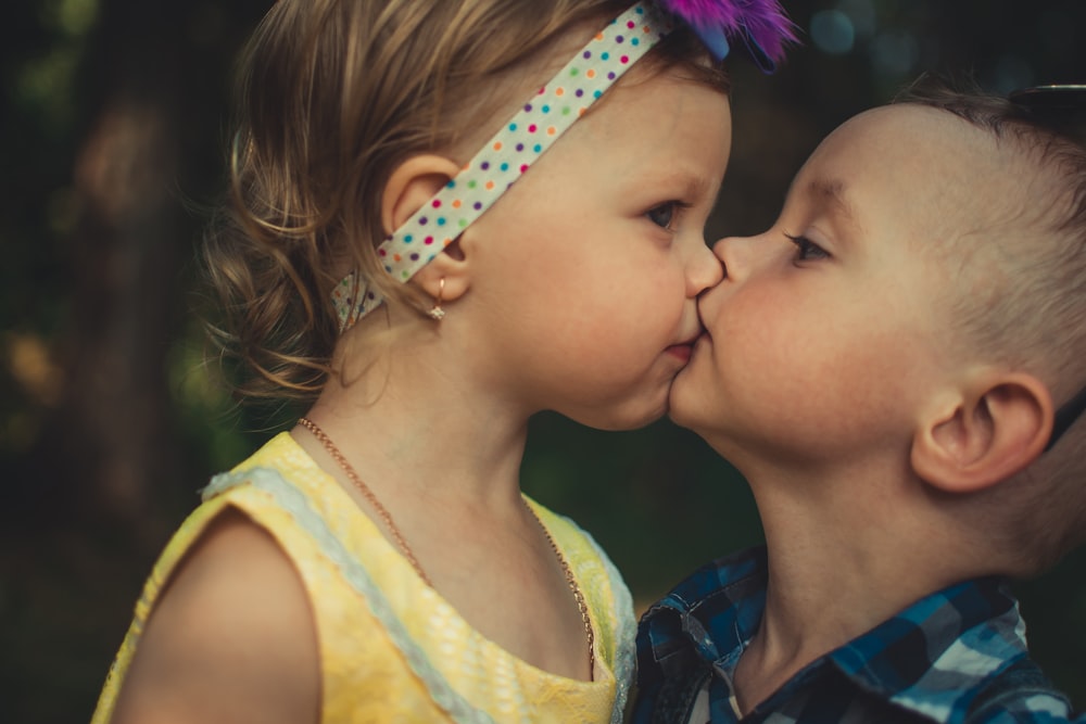Mädchen und Junge küssen sich