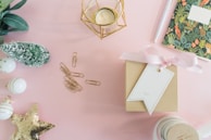 A flat lay of thoughtful, budget-friendly gift ideas arranged on a soft linen cloth.