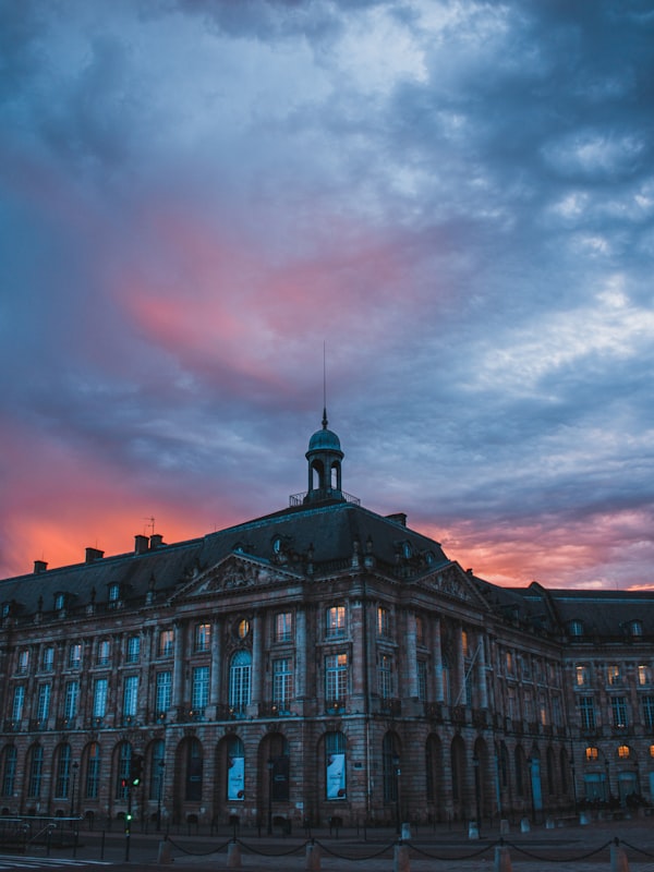 Façade en pierre blonde d'un immeuble bordelais