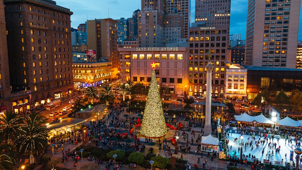 Un grand sapin de Noël au milieu d’une ville