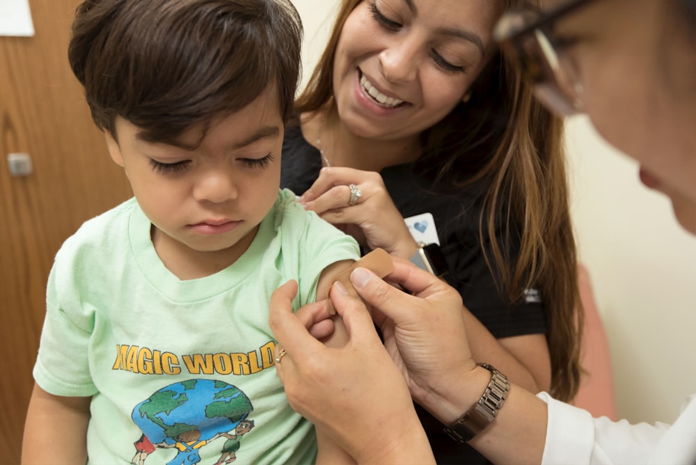 Camisa verde de cuello redondo para niño