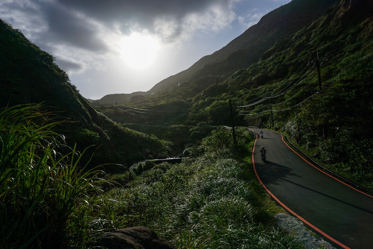 山林之間的道路自駕風景情境