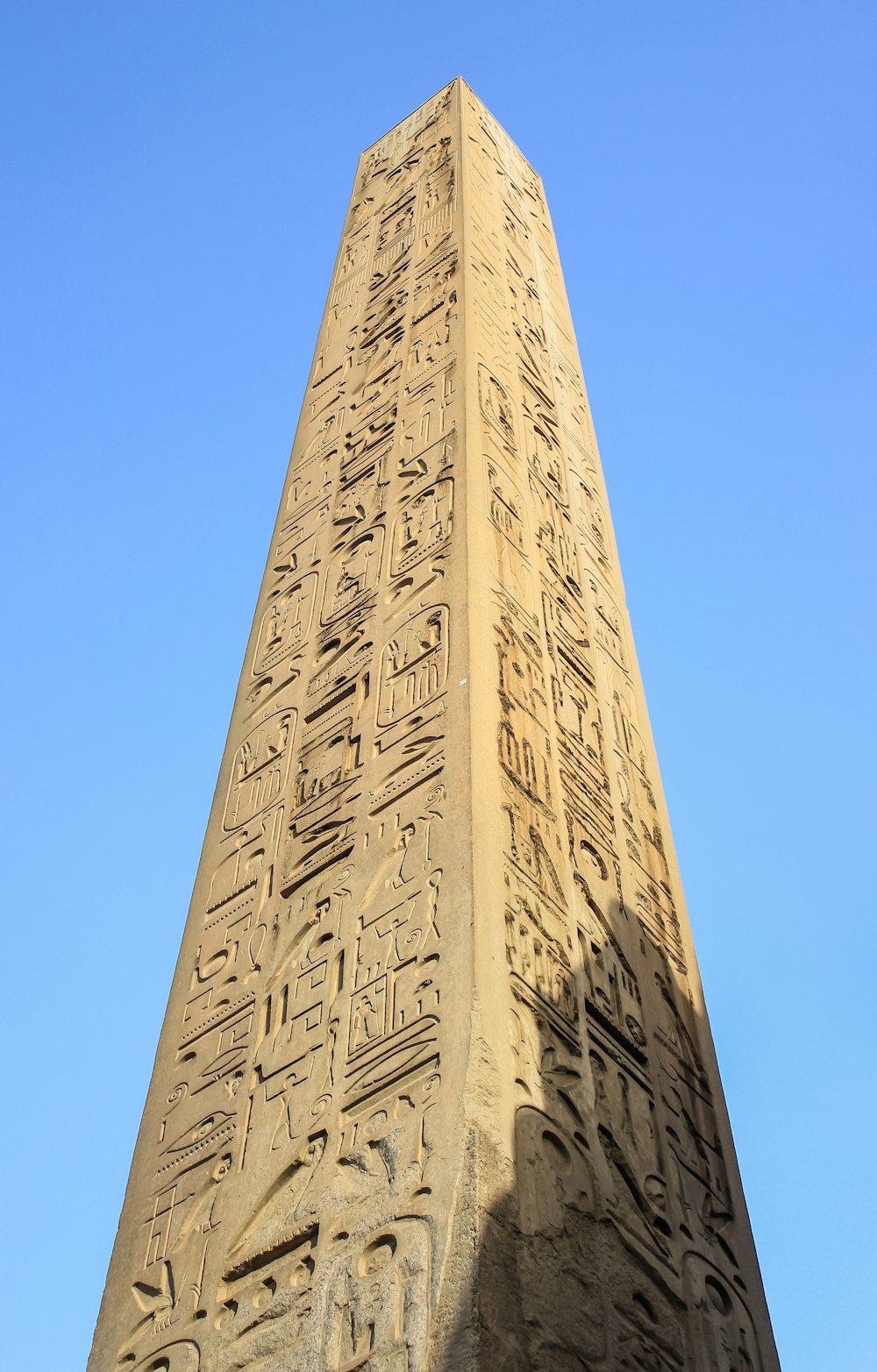 edifício de concreto cinza sob o céu azul durante o dia