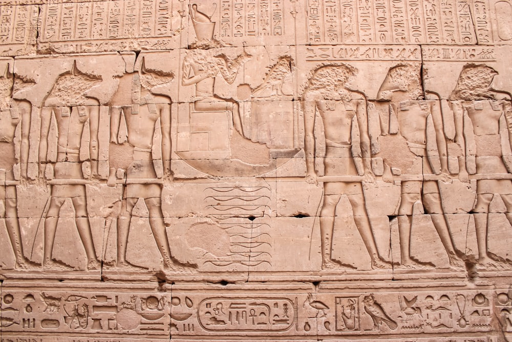 Eine Wand mit einem Haufen altägyptischer Kunst darauf