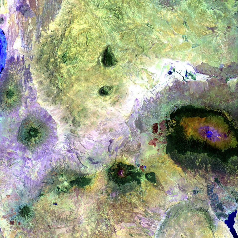 Una imagen satelital de una gran área de tierra