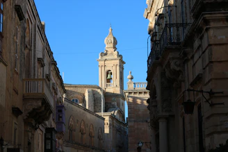 Historic city center building housing Centro Ágora in Salta on a sunny day.