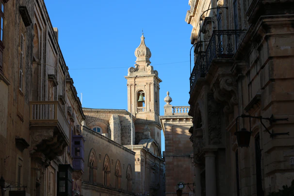 Historic city center building housing Centro Ágora in Salta on a sunny day.