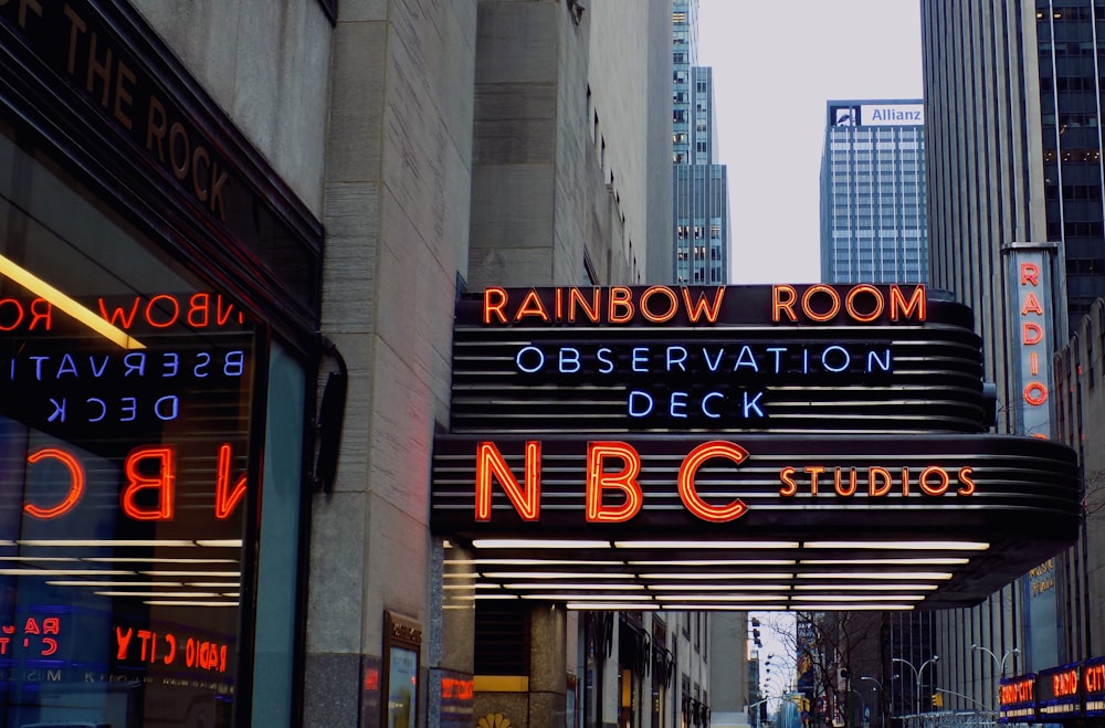 La señalización de la plataforma de observación de la sala Rainbow de NBC Studios se encendió al lado del edificio en la ciudad durante el día