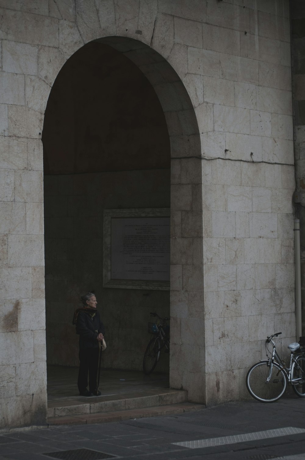 hombre parado al lado de la puerta