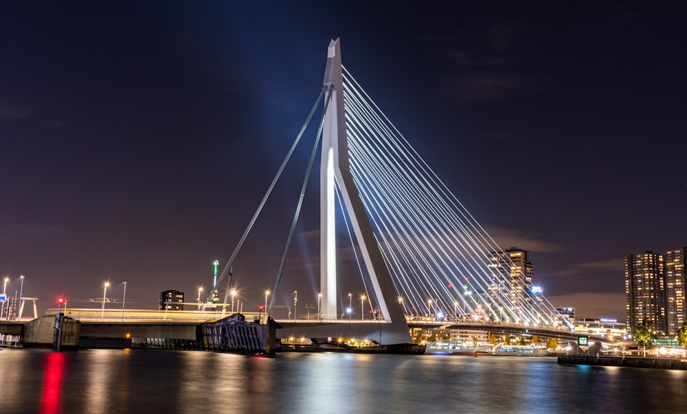 Luz de puente blanca encendida