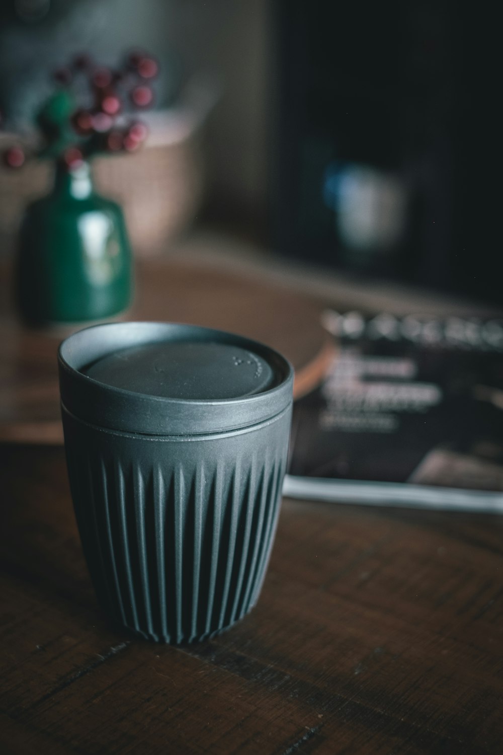 Tasse mit Deckel auf dem Tisch