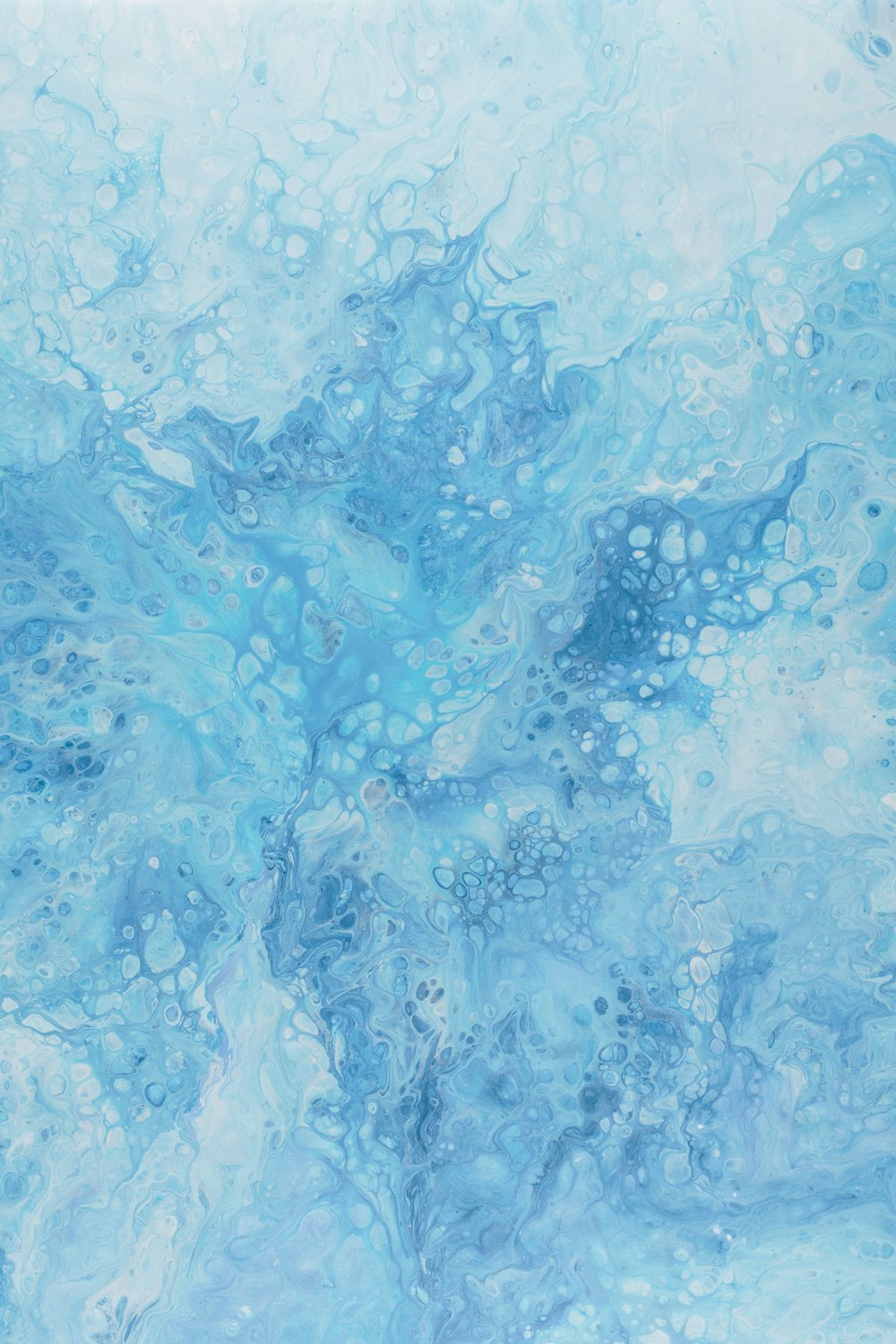 uma pintura abstrata de cores azuis e brancas