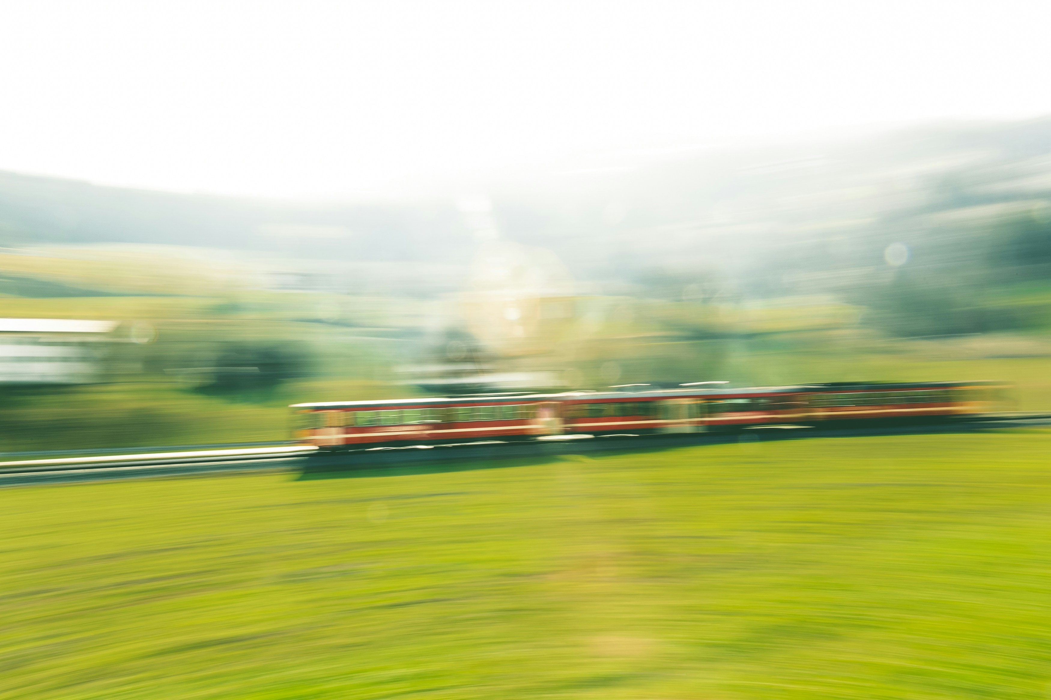 une photo floue d’un train sur une voie ferrée