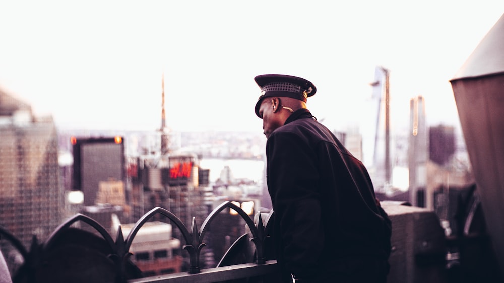 uomo che indossa cappotto nero