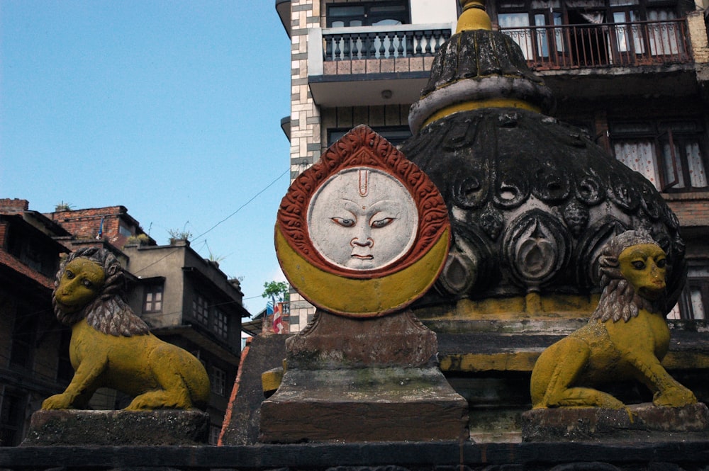 yellow and gray lion statue scenry