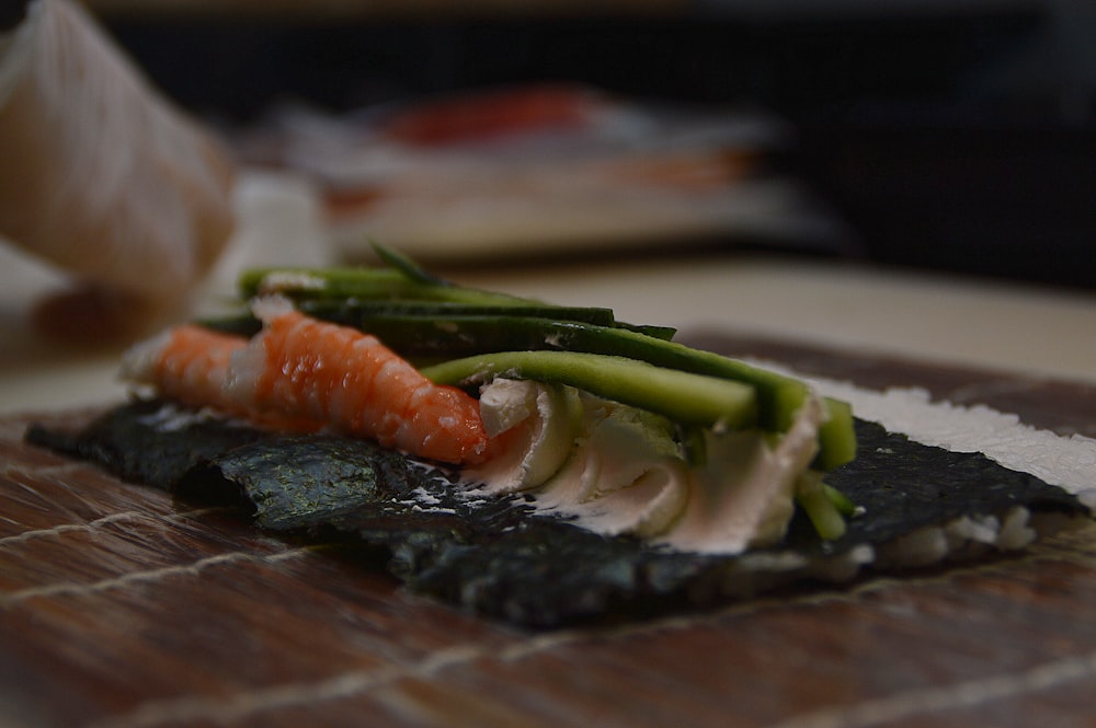un morceau de sushi sur une planche à découper en bois