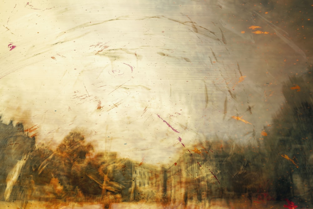 ein Gemälde einer Landschaft mit Bäumen im Hintergrund
