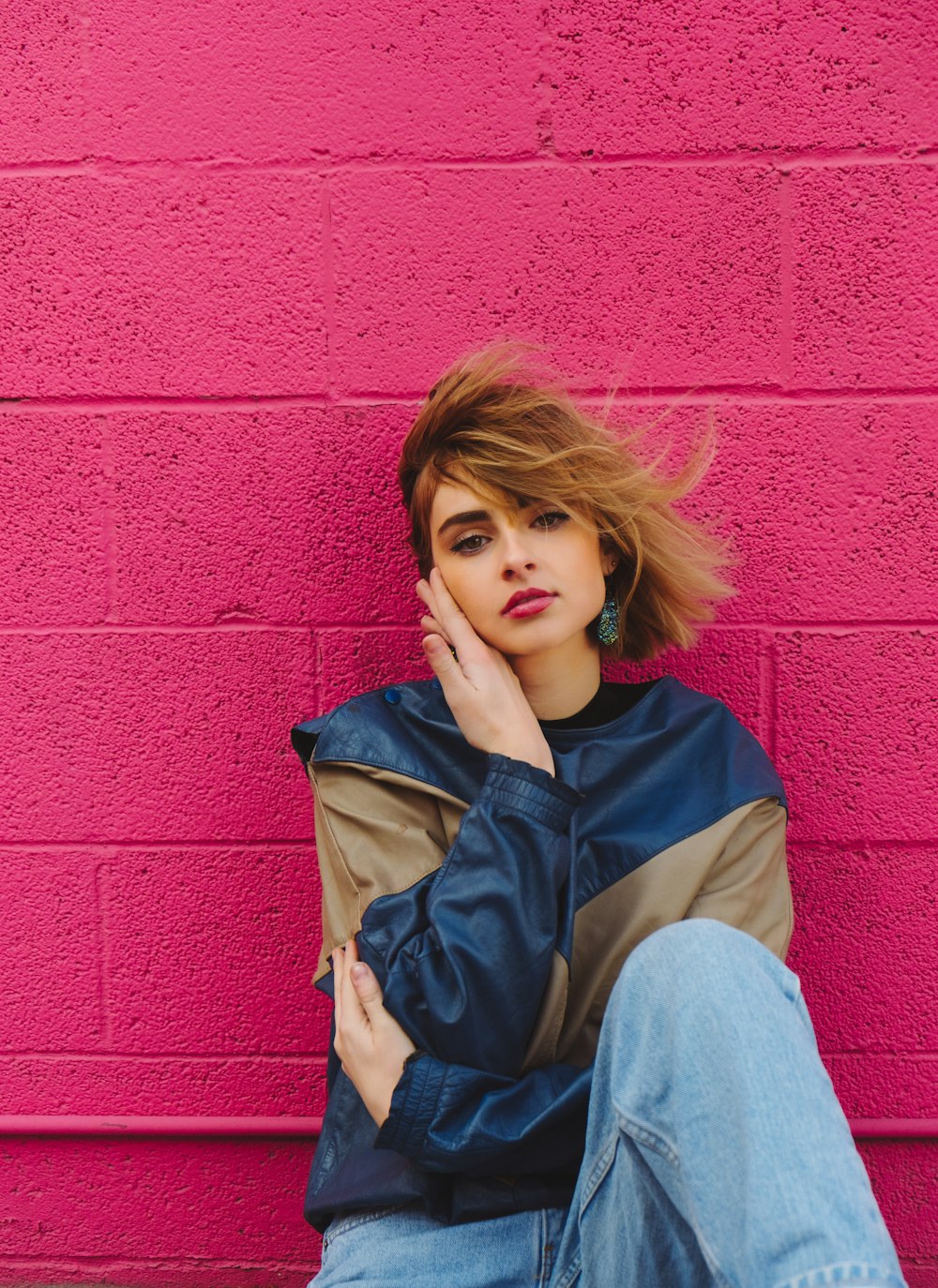 Foto de enfoque superficial de mujer en chaqueta azul marino y marrón