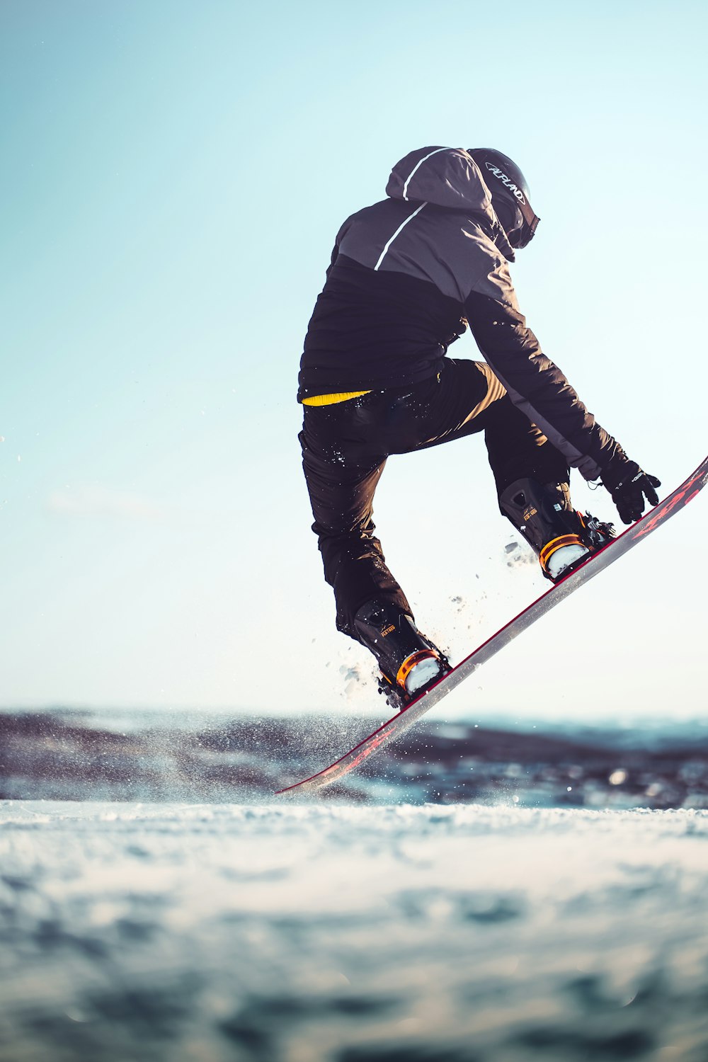 persoon die op met sneeuw bedekte berg aan het snowboarden is 