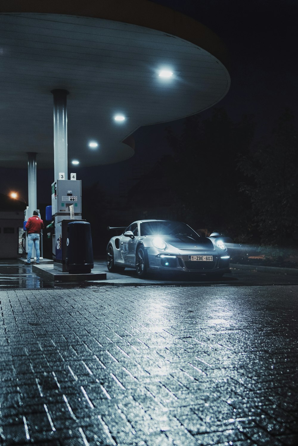 vehículo en la gasolinera durante la noche