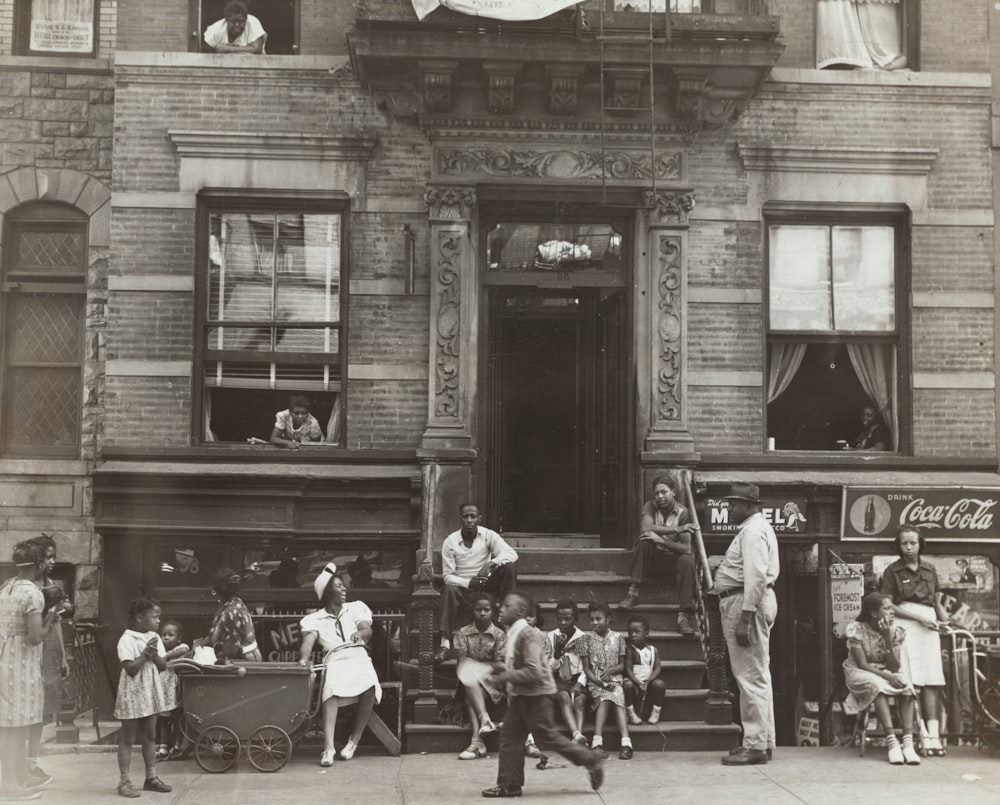 Photographie en niveaux de gris d’enfants