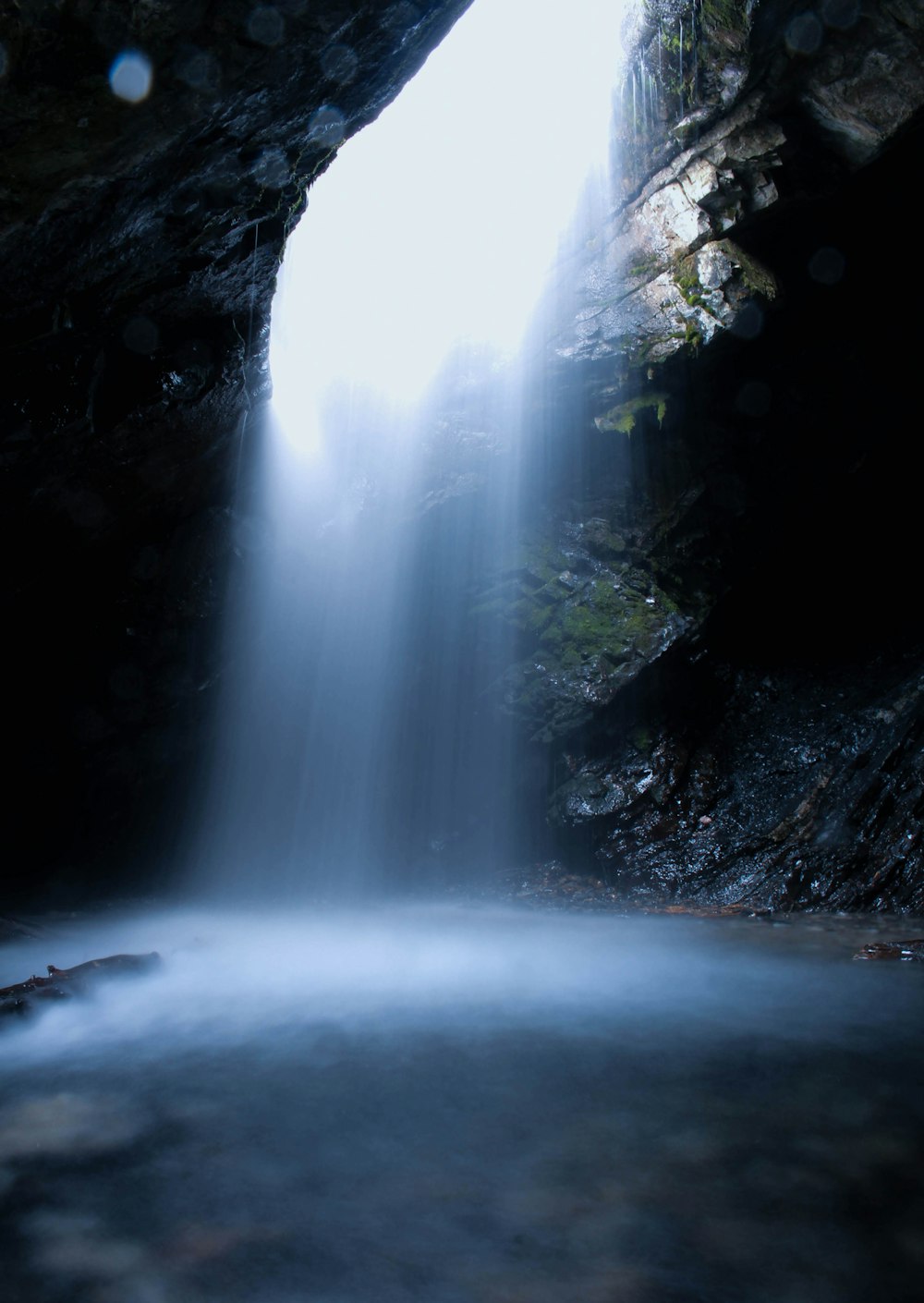 closeup photo of waterfall during daytime